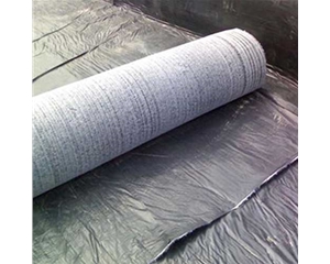 對于復合防水毯在鋪設時對其平整度是有要求的